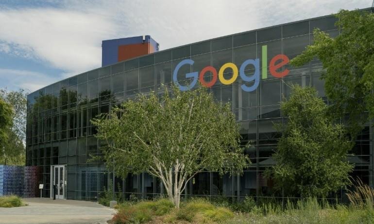 Receita da Alphabet supera estimativa no 4º trimestre e empresa planeja gastos maiores que o esperado neste ano