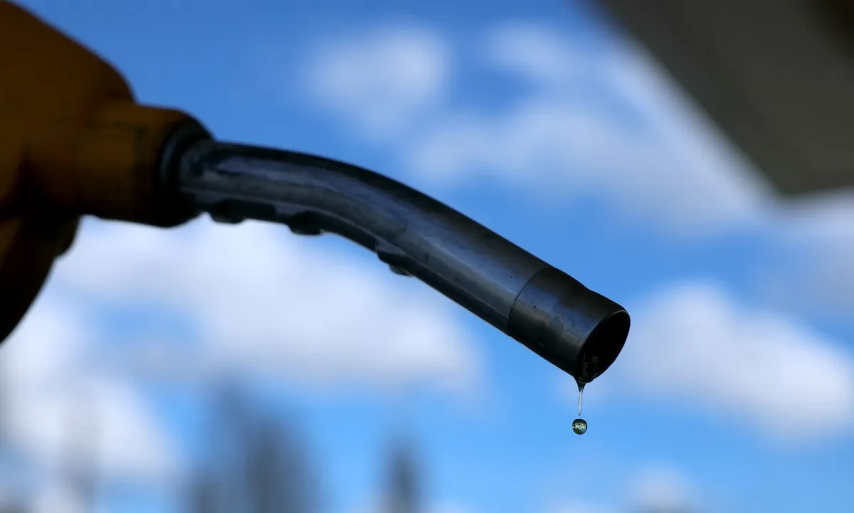 Petróleo supera US$ 100 mesmo após EUA liberarem compra de barris russos | G1