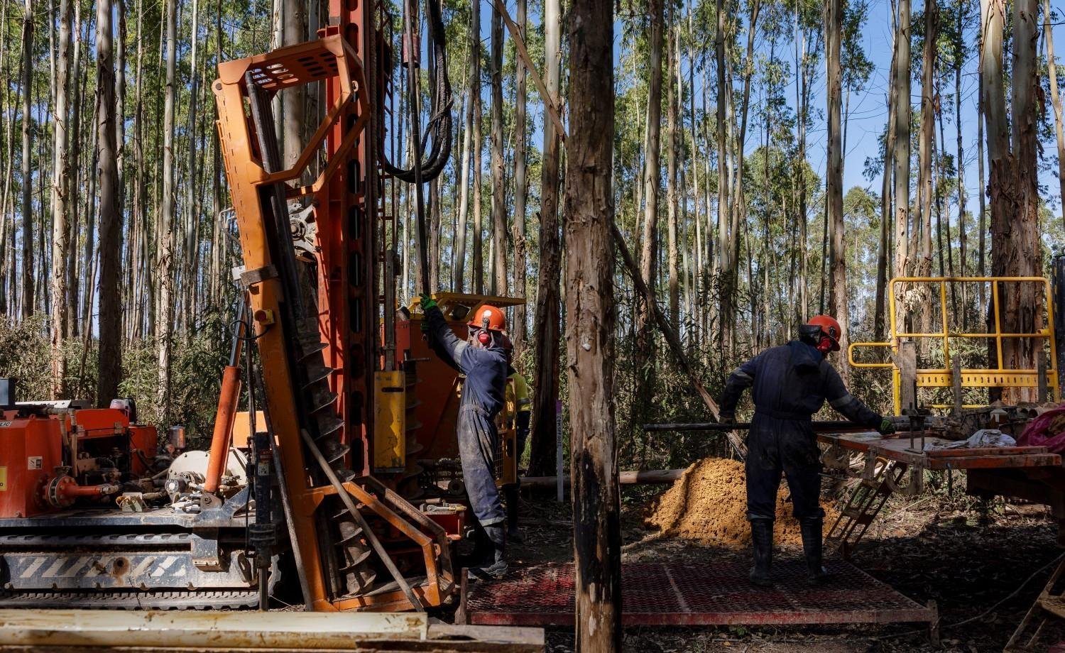 Governo Trump convida Brasil para coalizão de minerais críticos e amplia disputa estratégica com a China