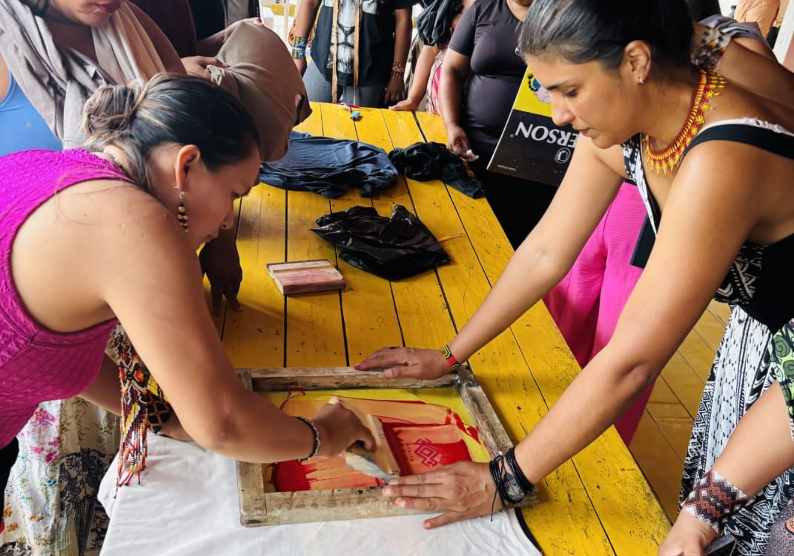 Ateliê fortalece protagonismo das mulheres Yawanawá no Acre | G1