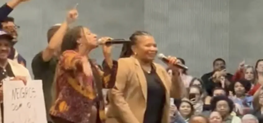 Ministras cantam jingles pró-Lula em ato do PT com funcionários públicos