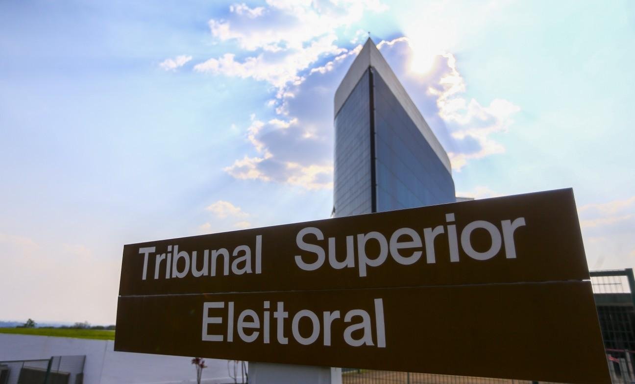 TSE proíbe ferramentas como ChatGPT de indicar voto em candidatos na eleição e obriga que uso de IA em campanhas seja identificado