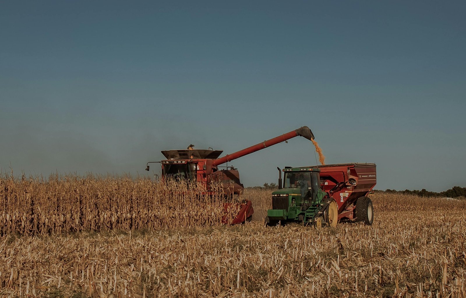 Agricultor morre esmagado por colhedora ao tentar ajudar colega em fazenda na Inglaterra