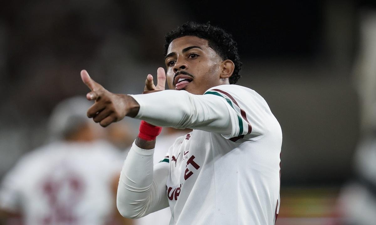 John Kennedy marca, Fluminense bate Botafogo e avança no Cariocão