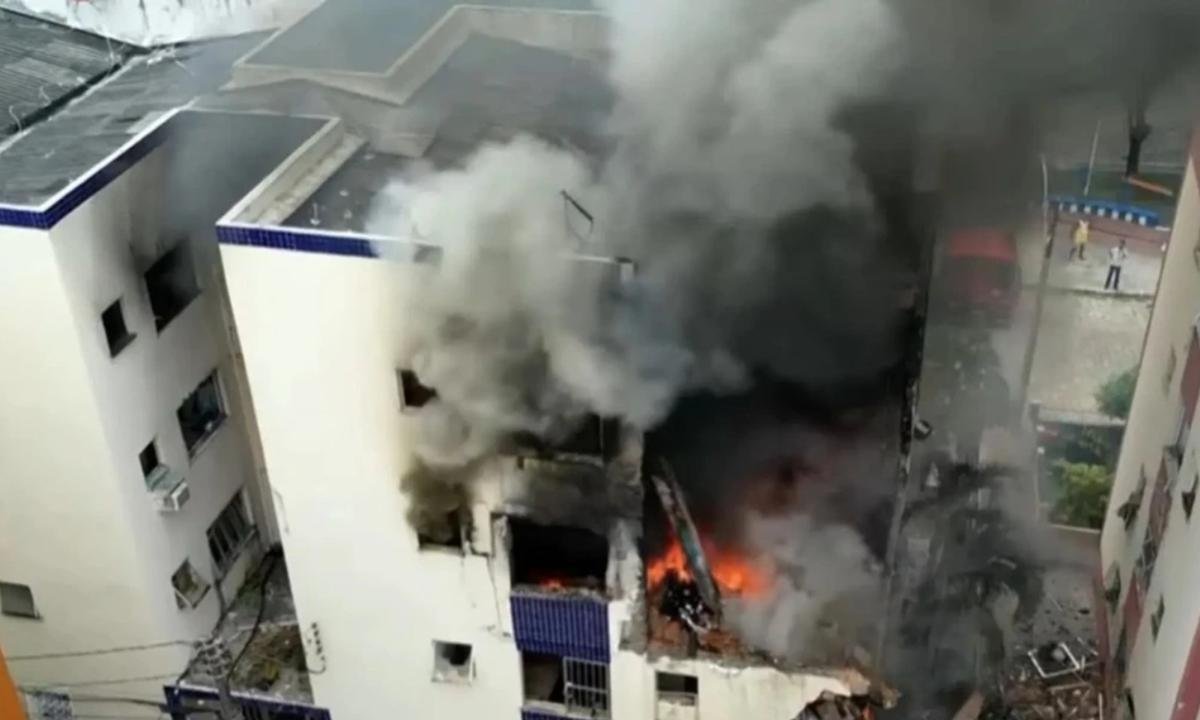 Explosão de gás causa incêndio em Salvador; 3 bombeiros ficam feridos