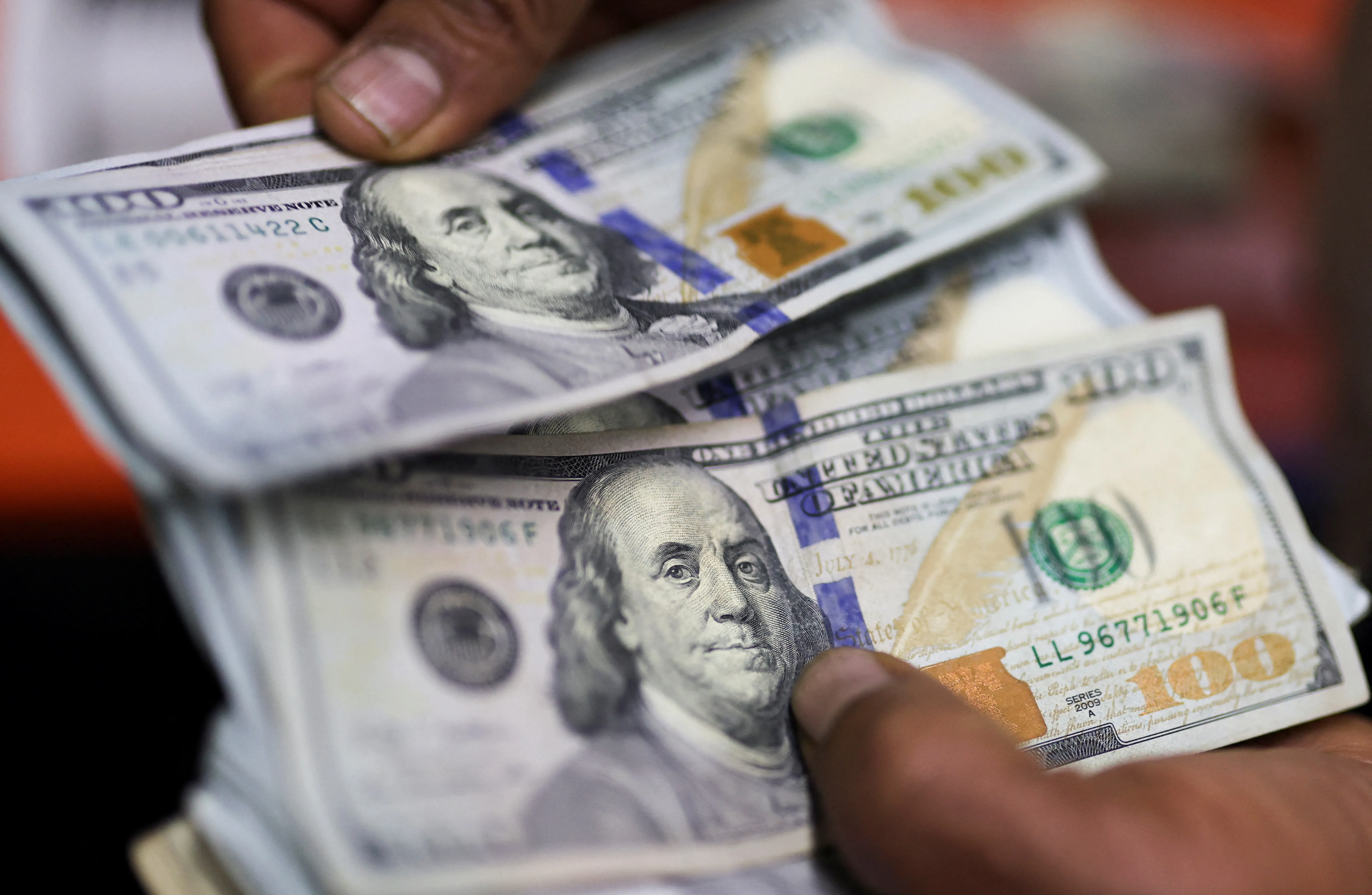 Dólar sobe e fecha a R$ 5,31 com foco no petróleo e em dados dos EUA; Ibovespa cai | G1