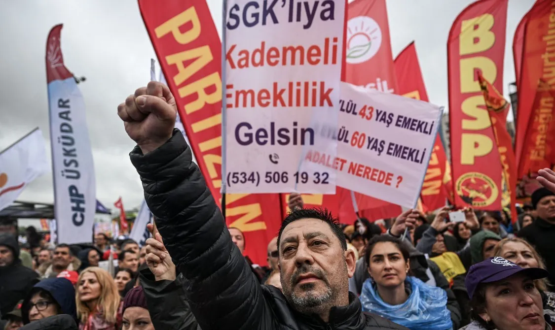Tribunal destitui liderança do principal partido de oposição da Turquia