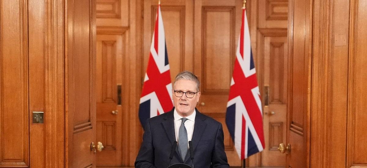 Reino Unido envia navio de guerra ao Mediterrâneo após ataques do Irã no Chipre e críticas de Trump