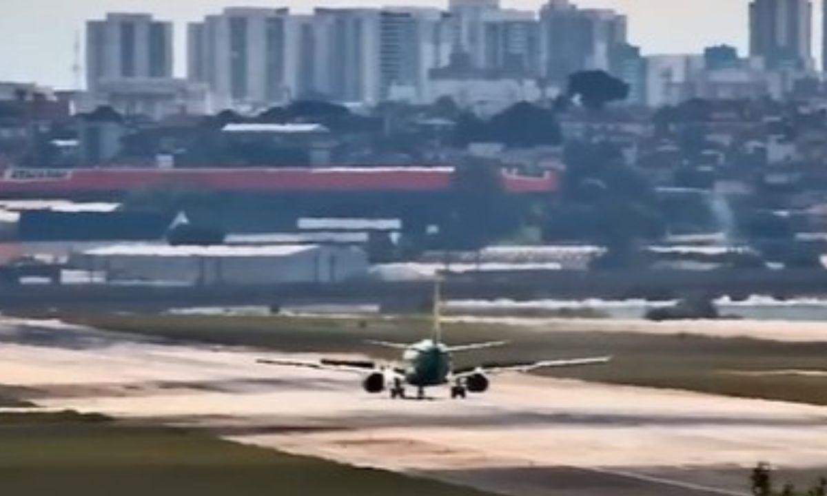 O que fez piloto mudar plano de pouso após avião ter falha técnica