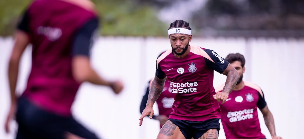 Torcedores do Corinthians vão ao CT e cobram reação dos jogadores antes de clássico com Santos
