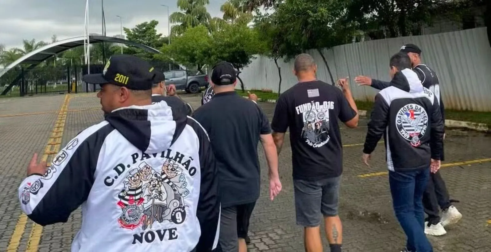 Torcedores do Corinthians vão ao CT para cobrar jogadores antes de clássico