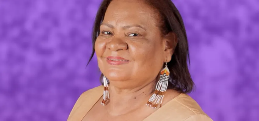 Candidata do PT em Roraima troca vermelho por roxo e omite Lula