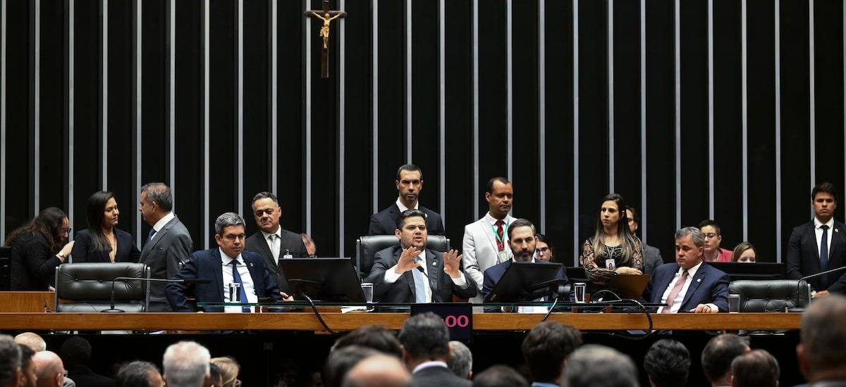 Congresso corta R$ 11,3 bilhões de despesas obrigatórias para turbinar emendas e fundo eleitoral