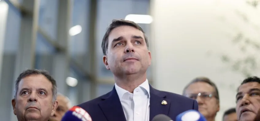 Flávio critica embaixada por não ceder espaço para entrevista