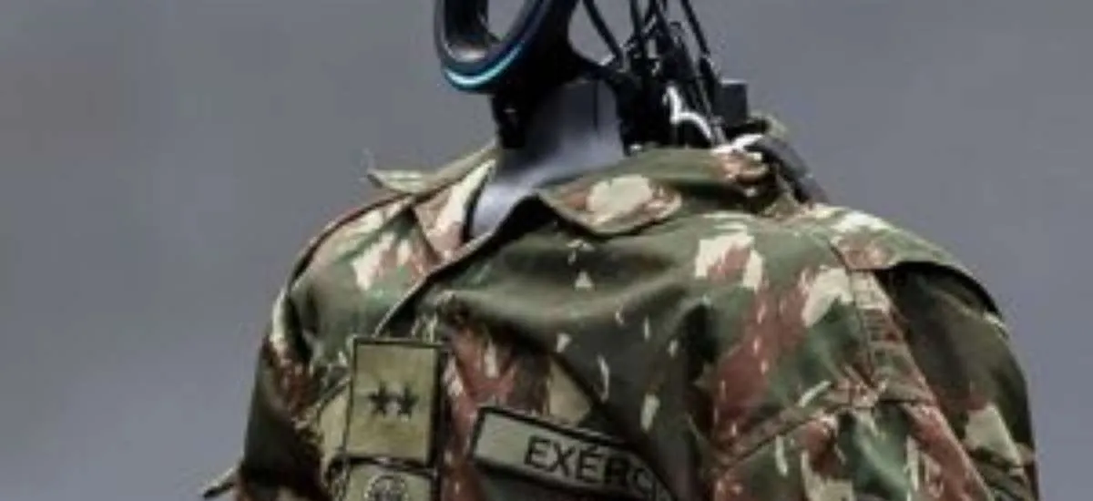 Desfile 7 de setembro: Robô humanoide do Exército Brasileiro presta continência aos chefes dos Três Poderes