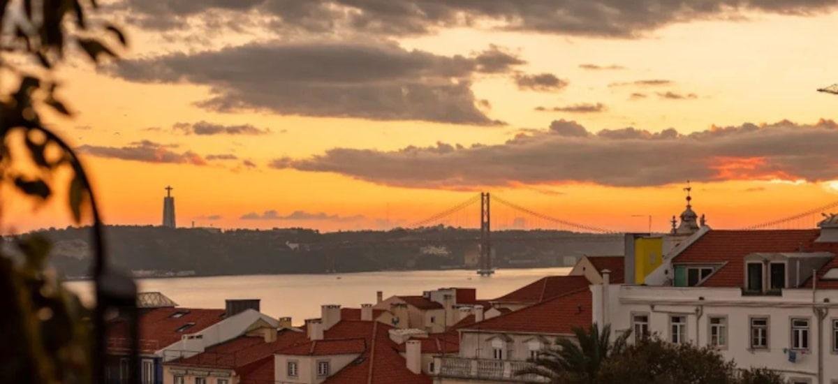 Socialista e líder da extrema direita vão disputar segundo turno em Portugal