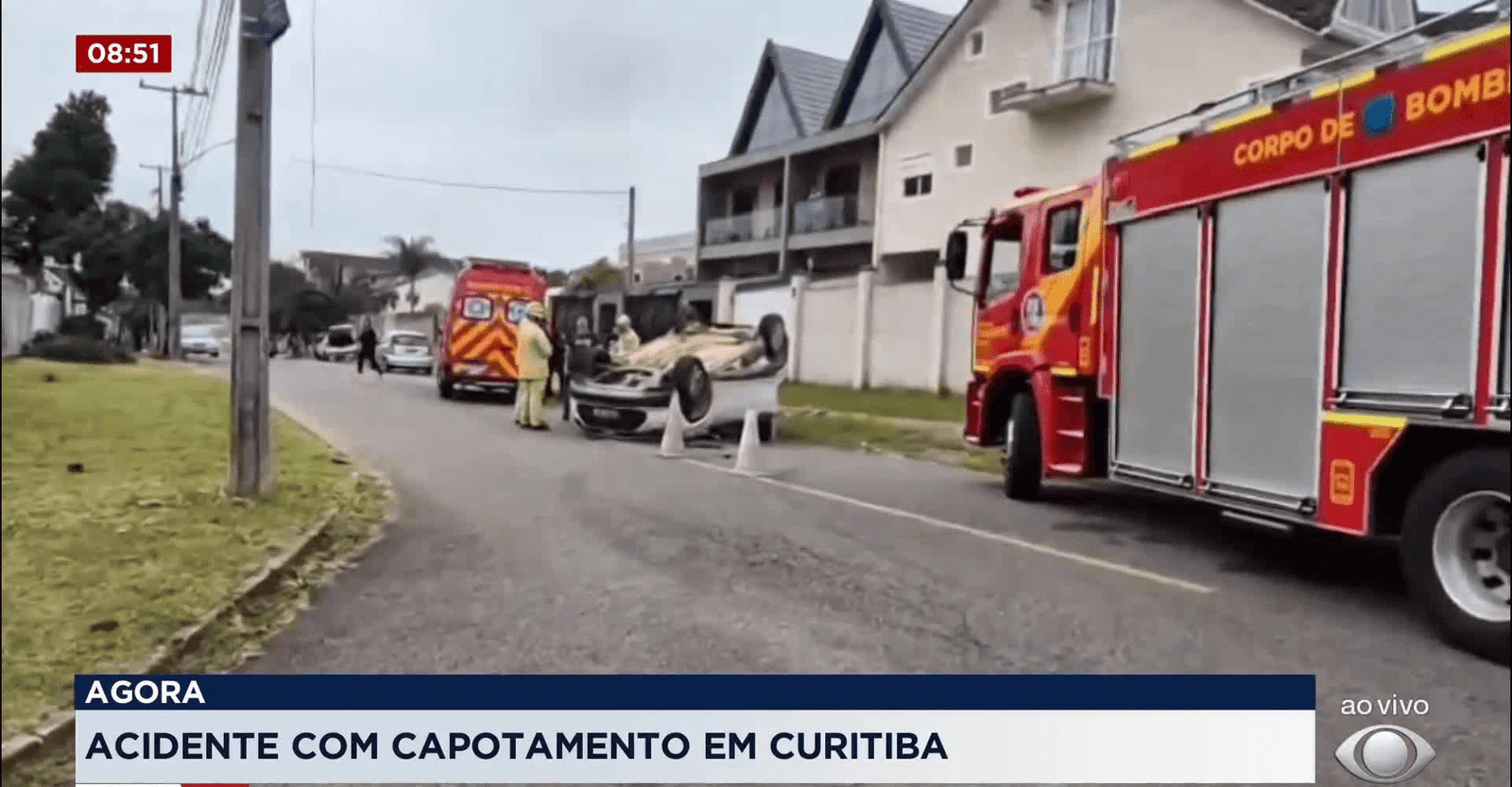 Carro capota após batida em cruzamento no bairro Atuba, em Curitiba