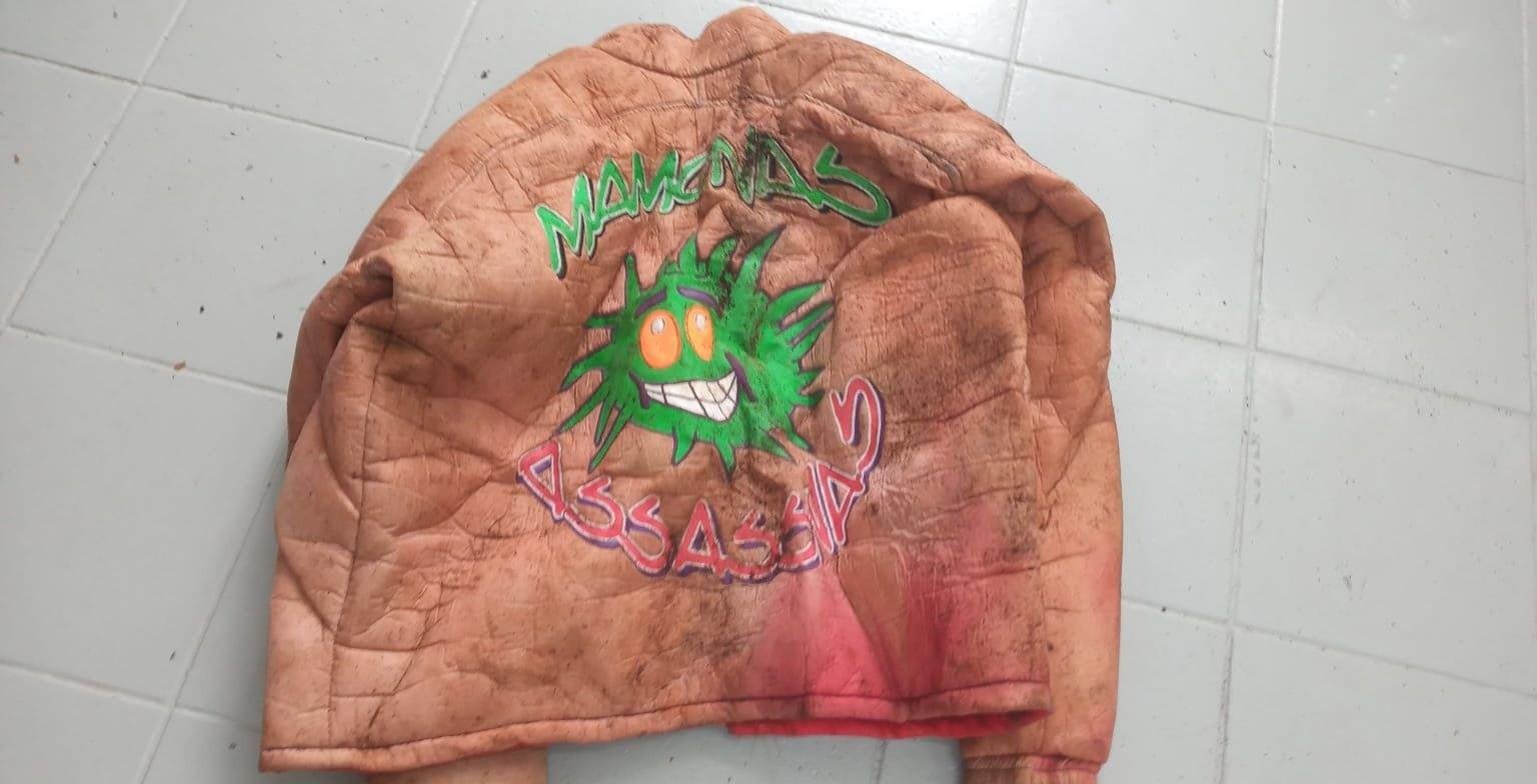 Mamonas Assassinas: jaqueta sobre caixão de Dinho, e pelúcia no de Bento Hinoto; veja fotos