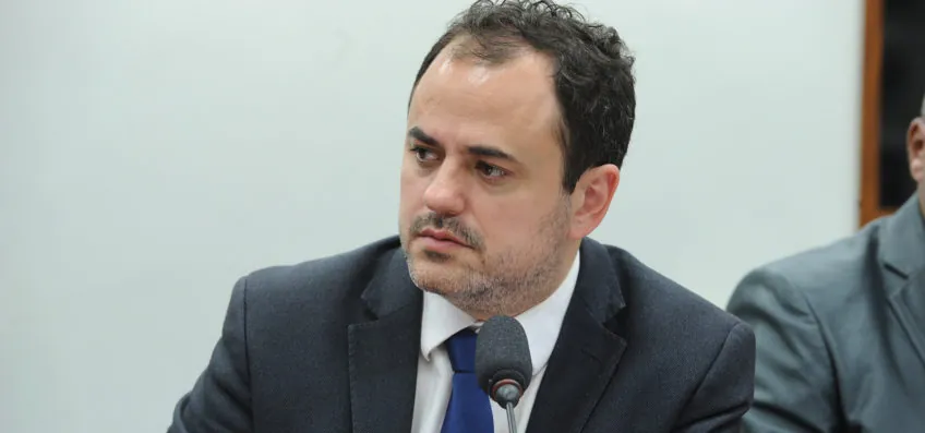 Explicação de Jaques Wagner é “inconcebível”, diz Glauber Braga