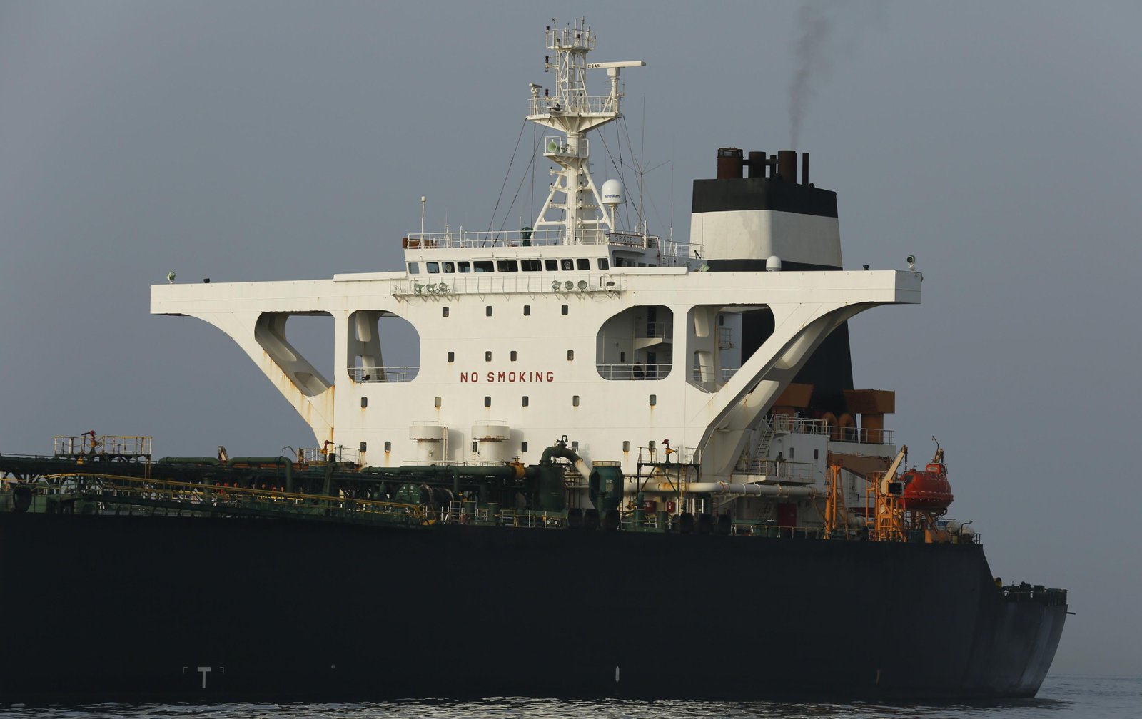 Guerra no Irã já provoca engarrafamento no Estreito de Ormuz, com 150 petroleiros parados