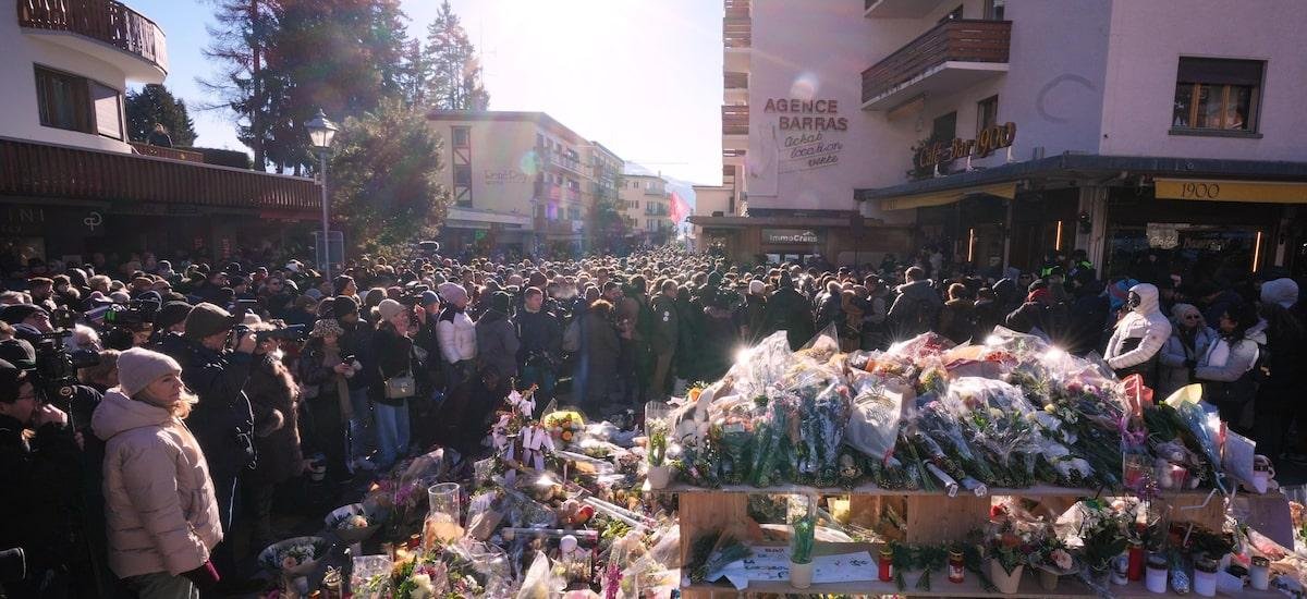 Centenas de pessoas marcham em silêncio para homenagear vítimas de incêndio em bar na Suíça