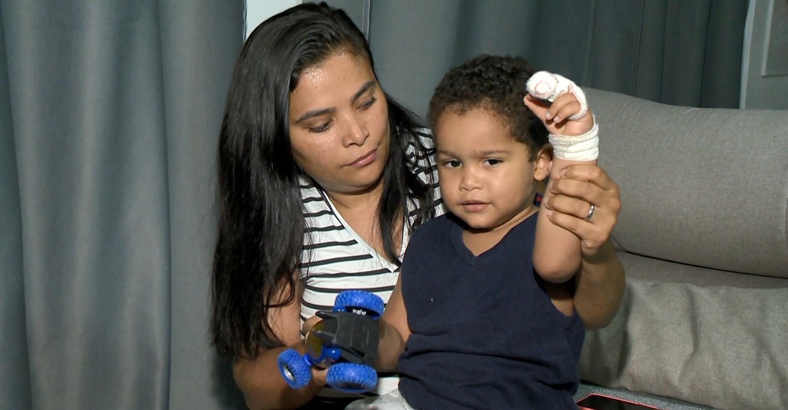 Criança de 2 anos tem ponta do dedo decepada em creche de Guarapari | G1