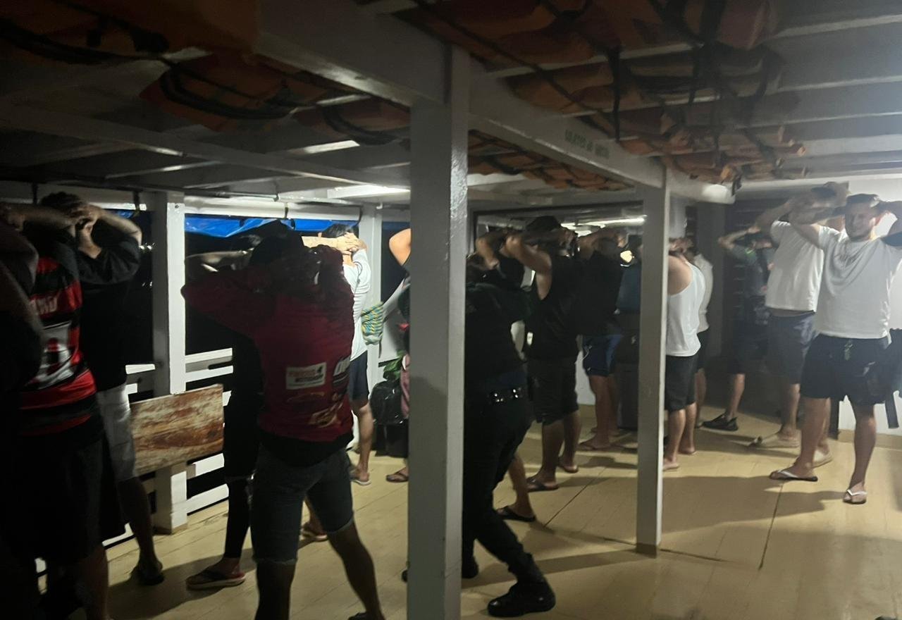 Polícia encerra festa clandestina em embarcação na orla do Mapiri, em | G1