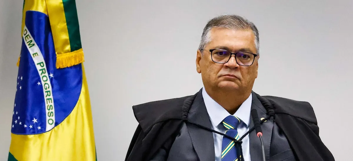 Blogueiro que publicou sobre carro oficial de Dino fica em silêncio durante depoimento à PF