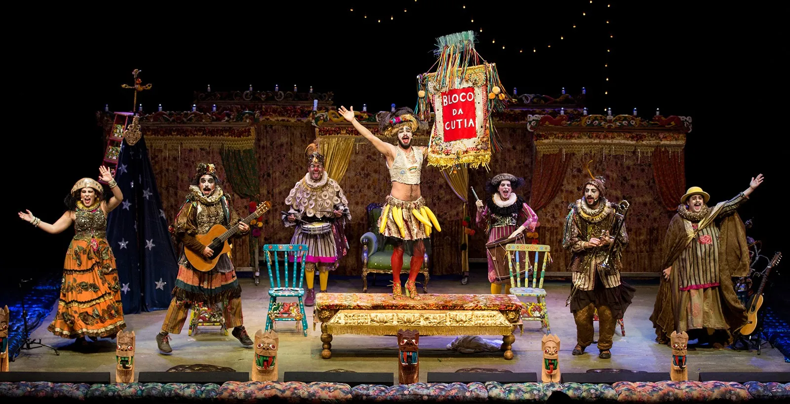 Músicas de Caetano Veloso, Sérgio Sampaio e Roberto Carlos embalam o auto tropicalista do Grupo Maria Cutia | G1