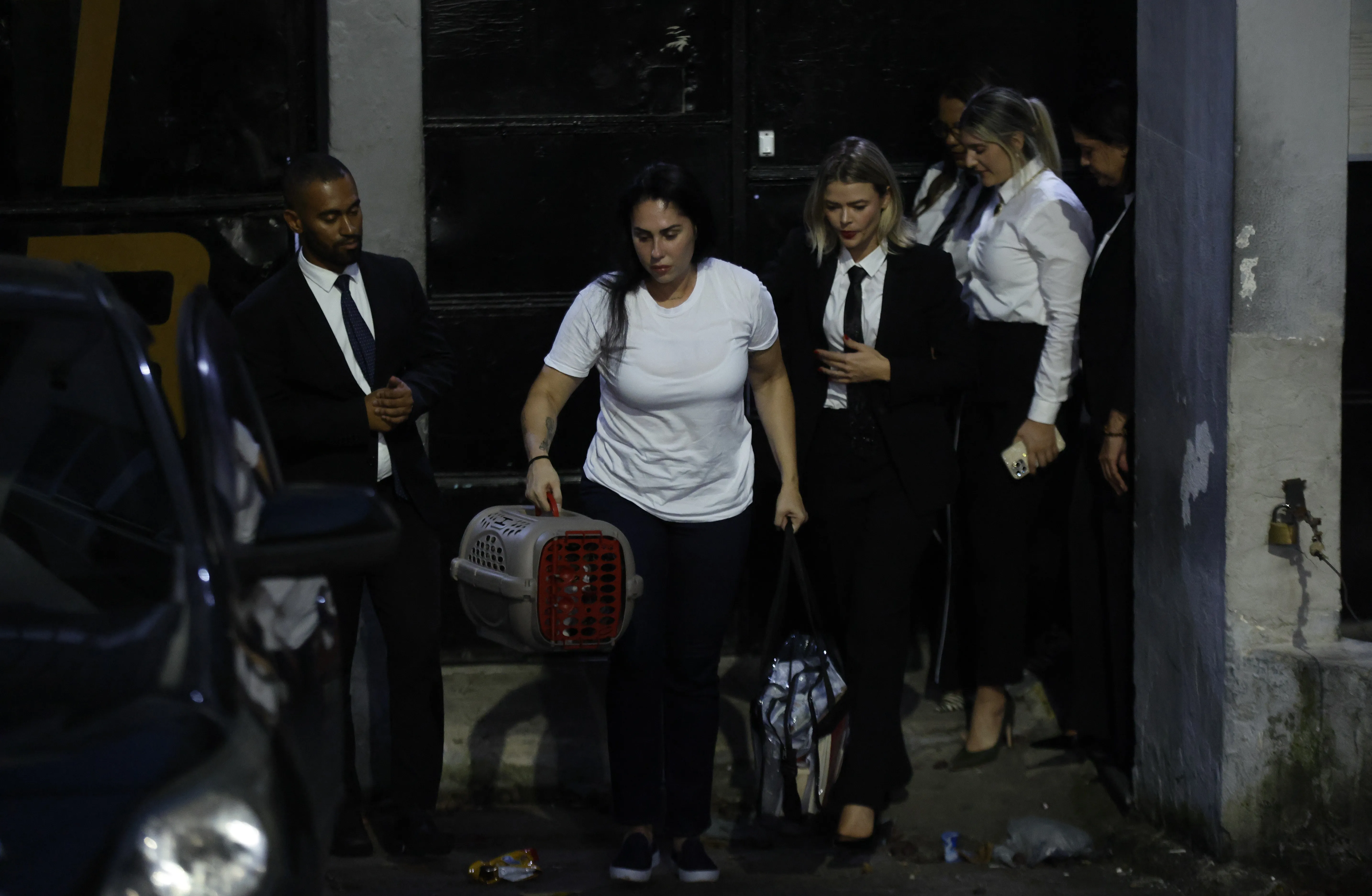 Monique Medeiros passa noite acompanhada de gato que trouxe do presídio. MPRJ entra com recurso contra relaxamento da prisão