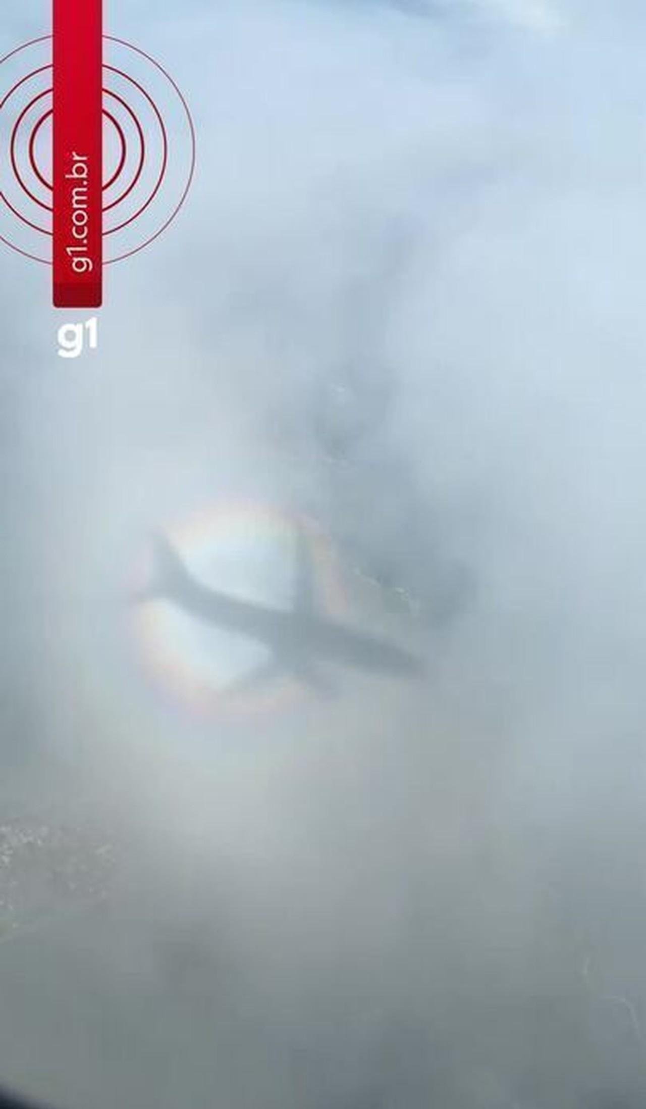 Fenômeno cria ‘bolha’ de luz ao redor de avião em SC; entenda o que é | G1