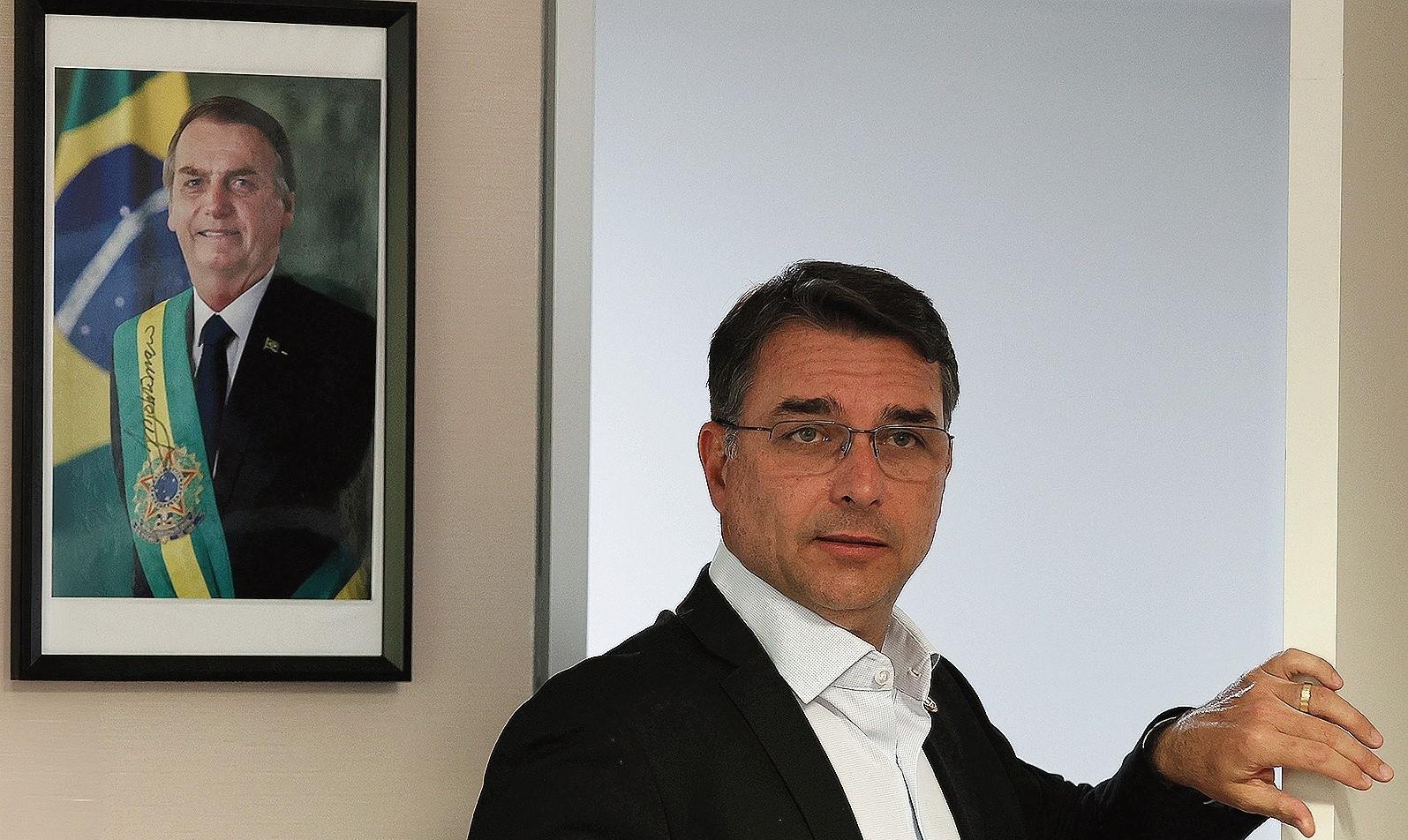 Ao virar advogado de Bolsonaro, Flávio repete estratégia usada por Haddad na prisão de Lula