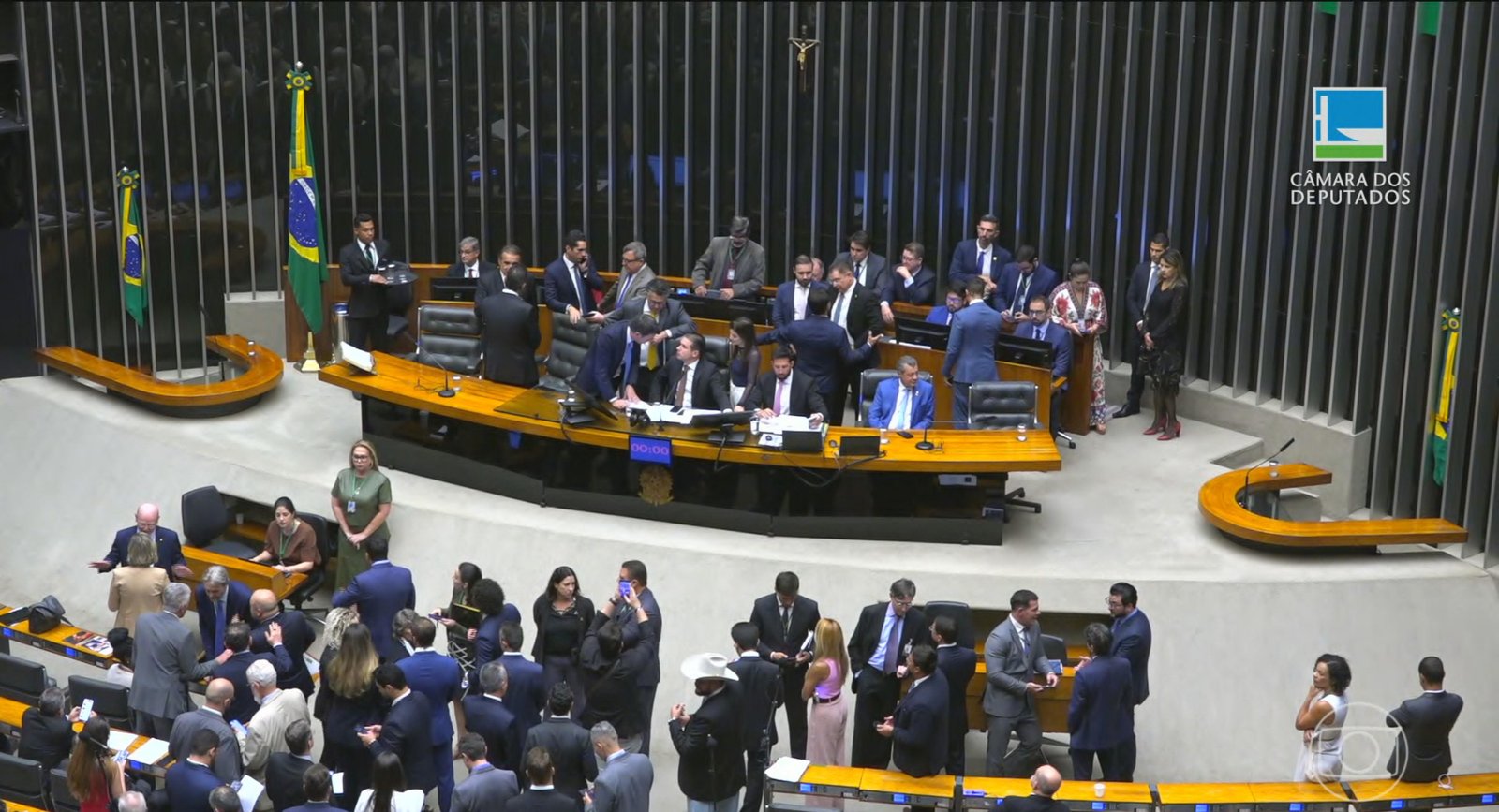 Congresso aprova reajuste para servidores da Câmara e do Senado; mudança abre espaço para pagamentos acima do teto do funcionalismo | G1