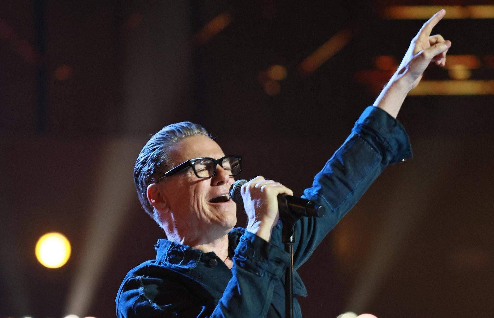 Ídolo nos anos 1980 (e eterno nas rádios de flashback), Bryan Adams prega: 'Não siga as redes sociais. Siga a música'