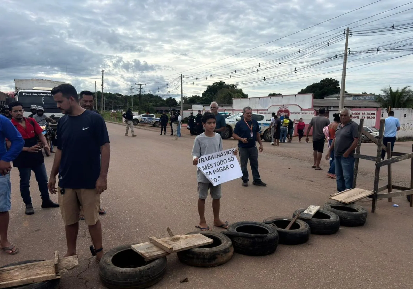Moradores fazem protesto e trânsito fica parado em Rio Branco | G1