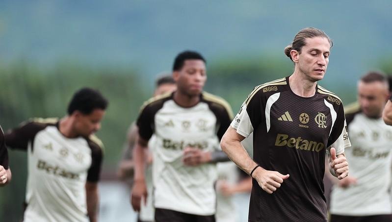 Filipe Luís se despede do elenco do Flamengo no Ninho do Urubu, mas só vai se pronunciar após rescisão do contrato