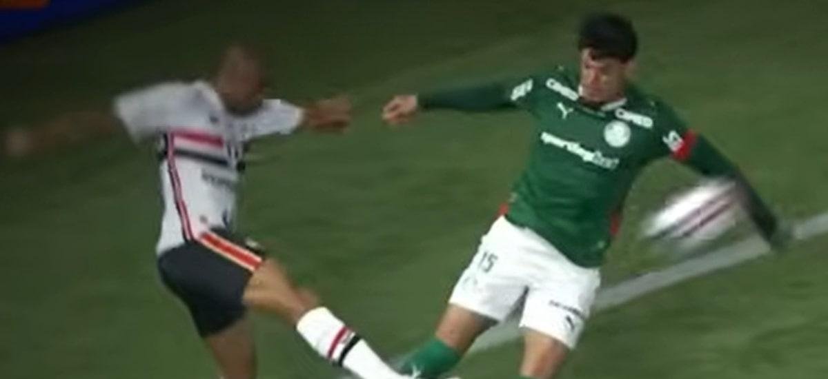 Foi pênalti? Comentaristas de arbitragem analisam lance de mão de Gómez em Palmeiras x São Paulo