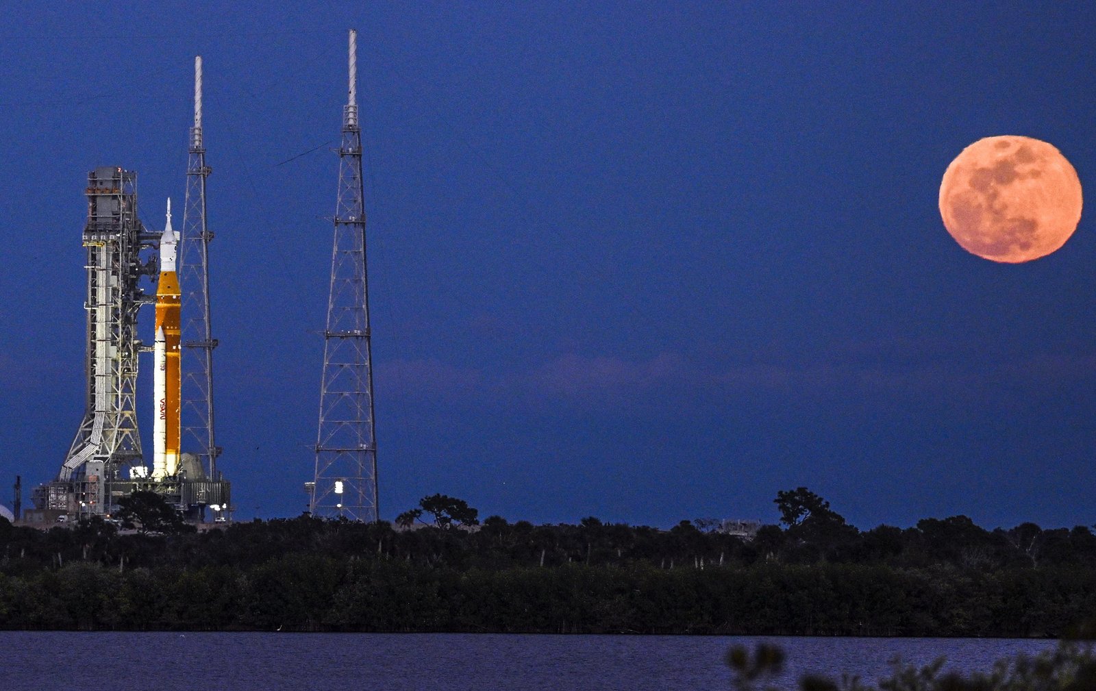 Artemis II: Nasa adia missão à Lua após detectar vazamento de combustível em foguete