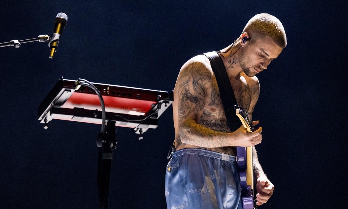 Justin Bieber fica só de cueca para promover marca no Grammy 2026