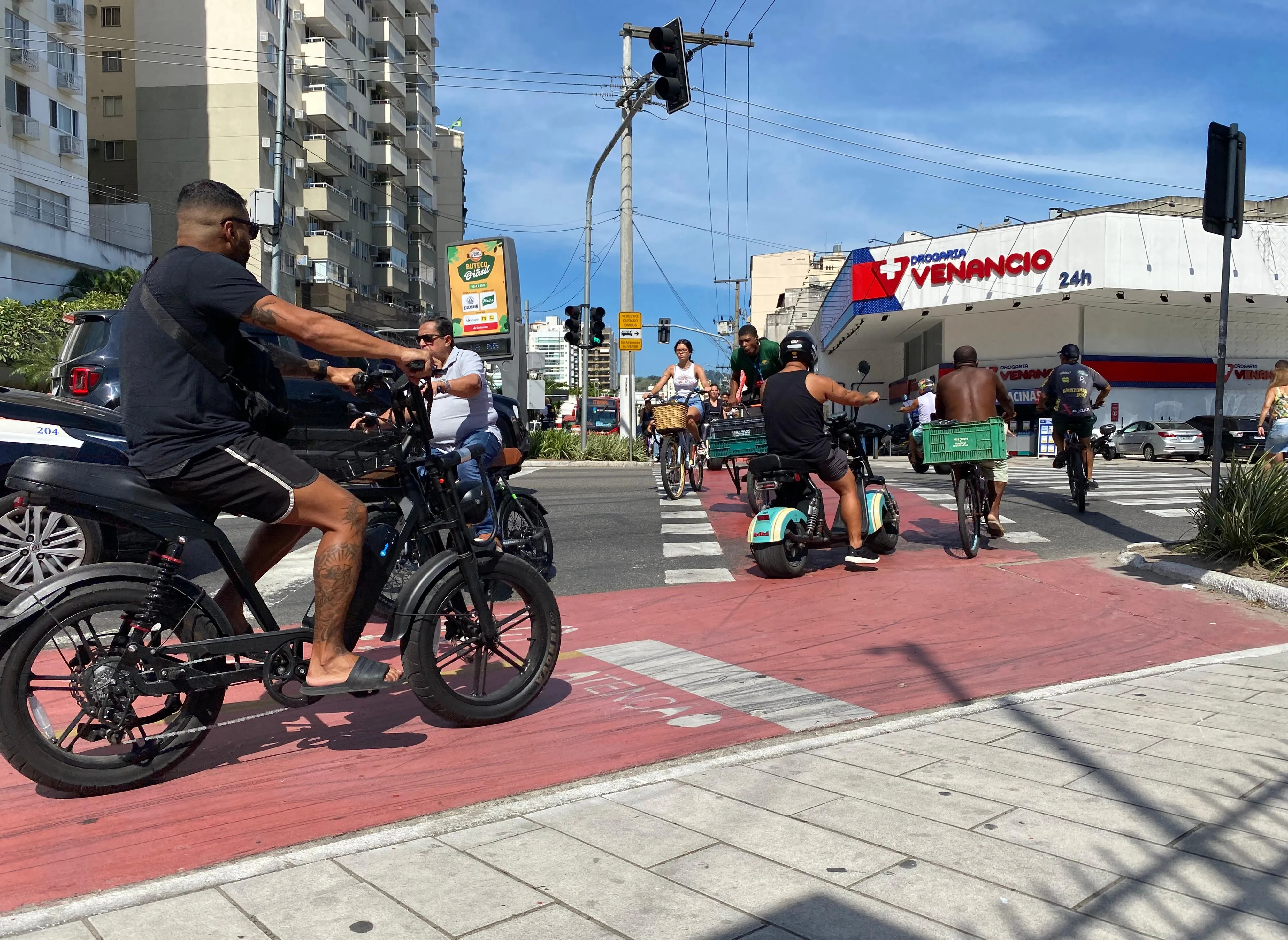 Na contramão do Rio, Niterói mantém autopropelidos nas ciclovias, mas regras nem sempre são cumpridas