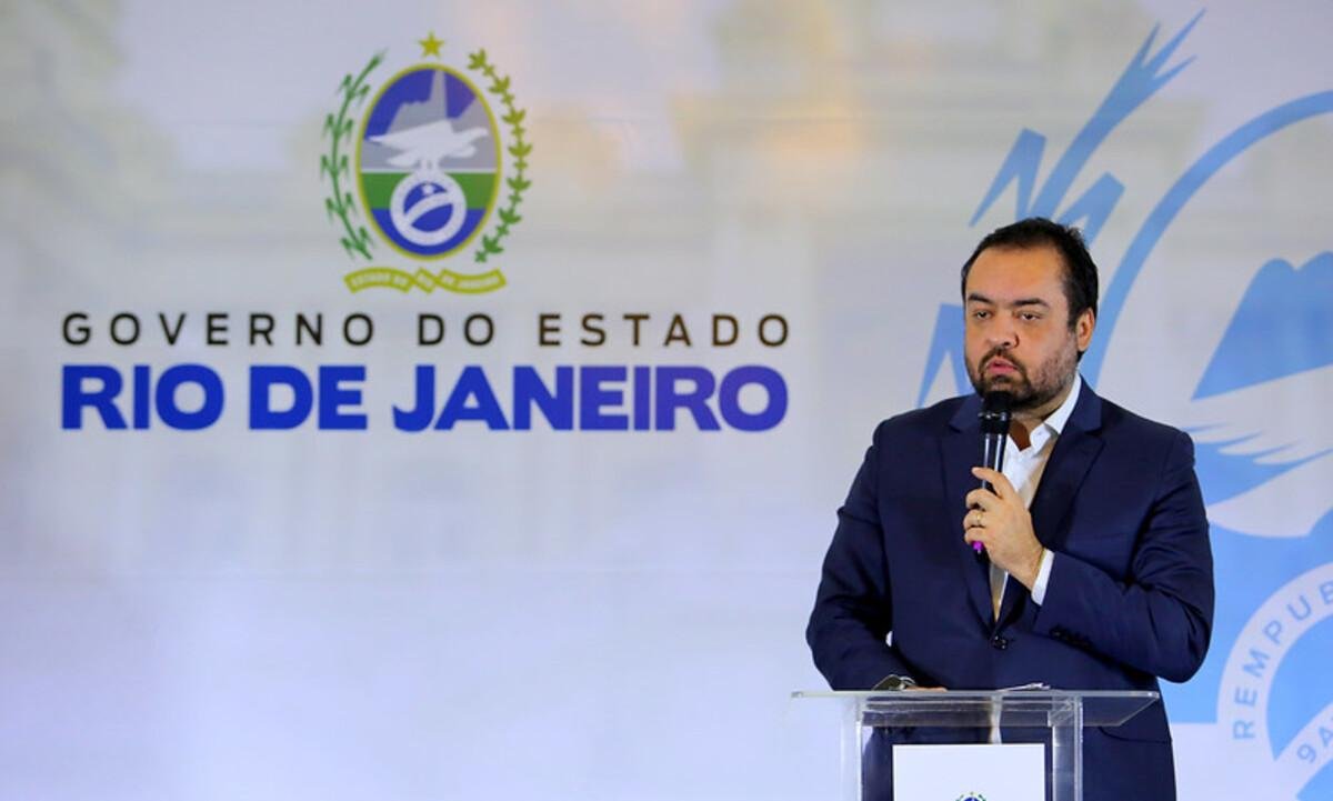 Cláudio Castro lamenta morte de mulher soterrada após desabamento