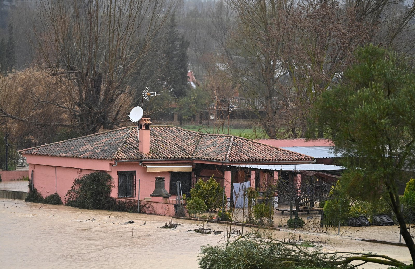 Tempestade Leonardo causa cancelamento de trens, fechamento de estradas e deslocamento de moradores na Espanha