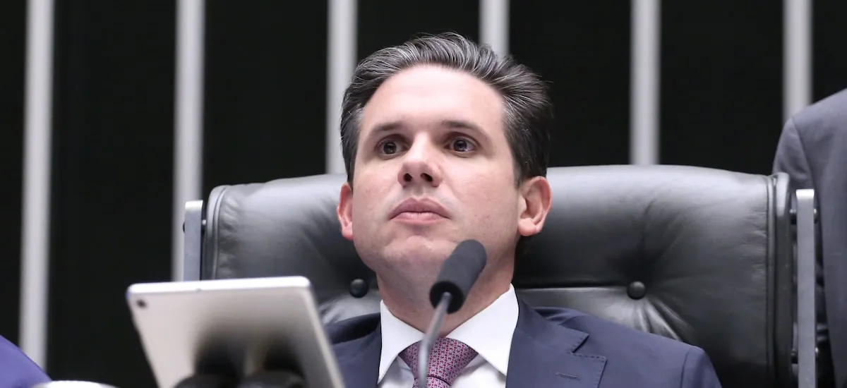 Câmara aprova projeto que dá 15 anos para partido pagar multa e libera disparo de mensagens