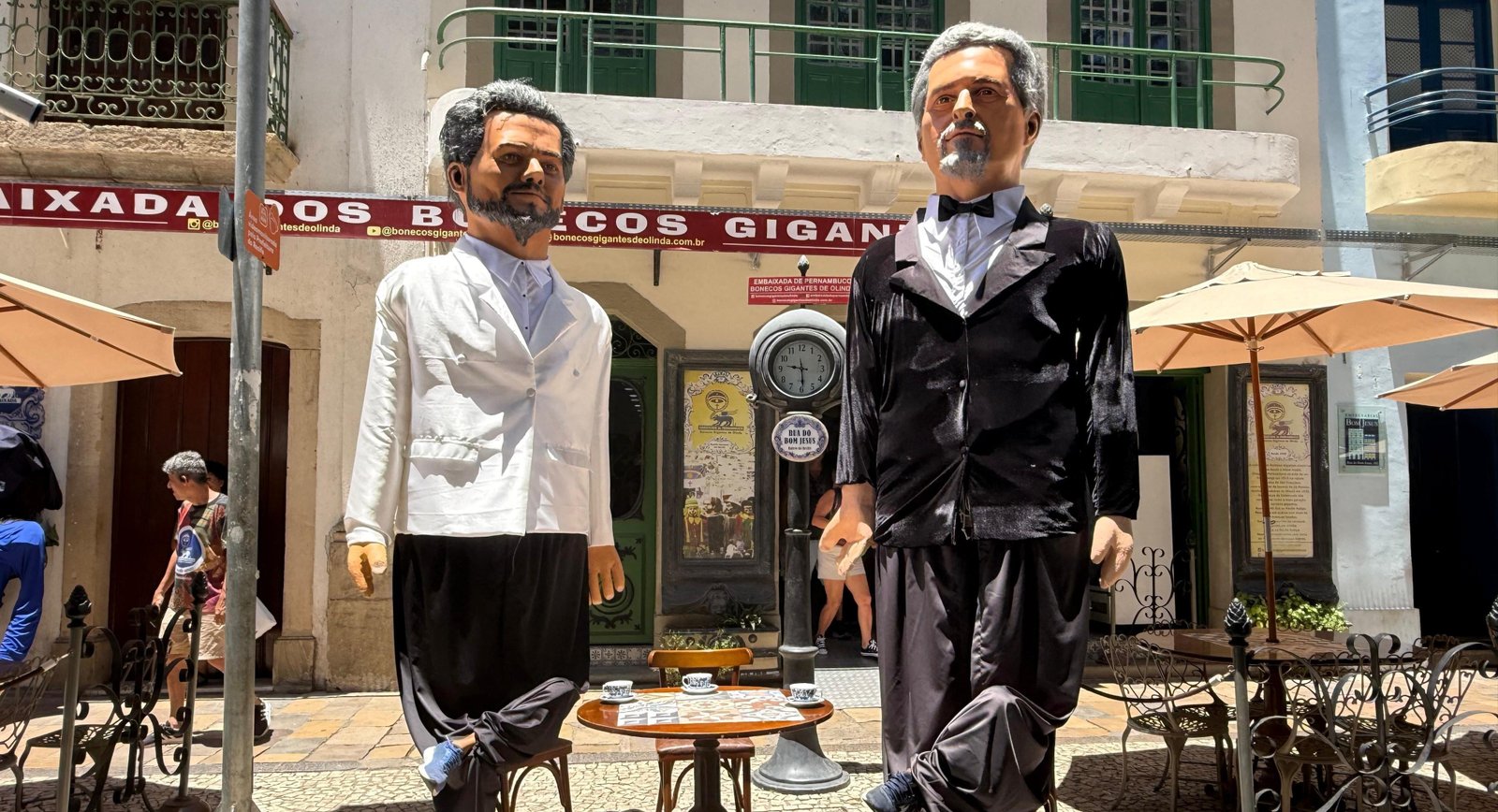 Wagner Moura e Kleber Mendonça Filho viram bonecos gigantes; VÍDEO | G1