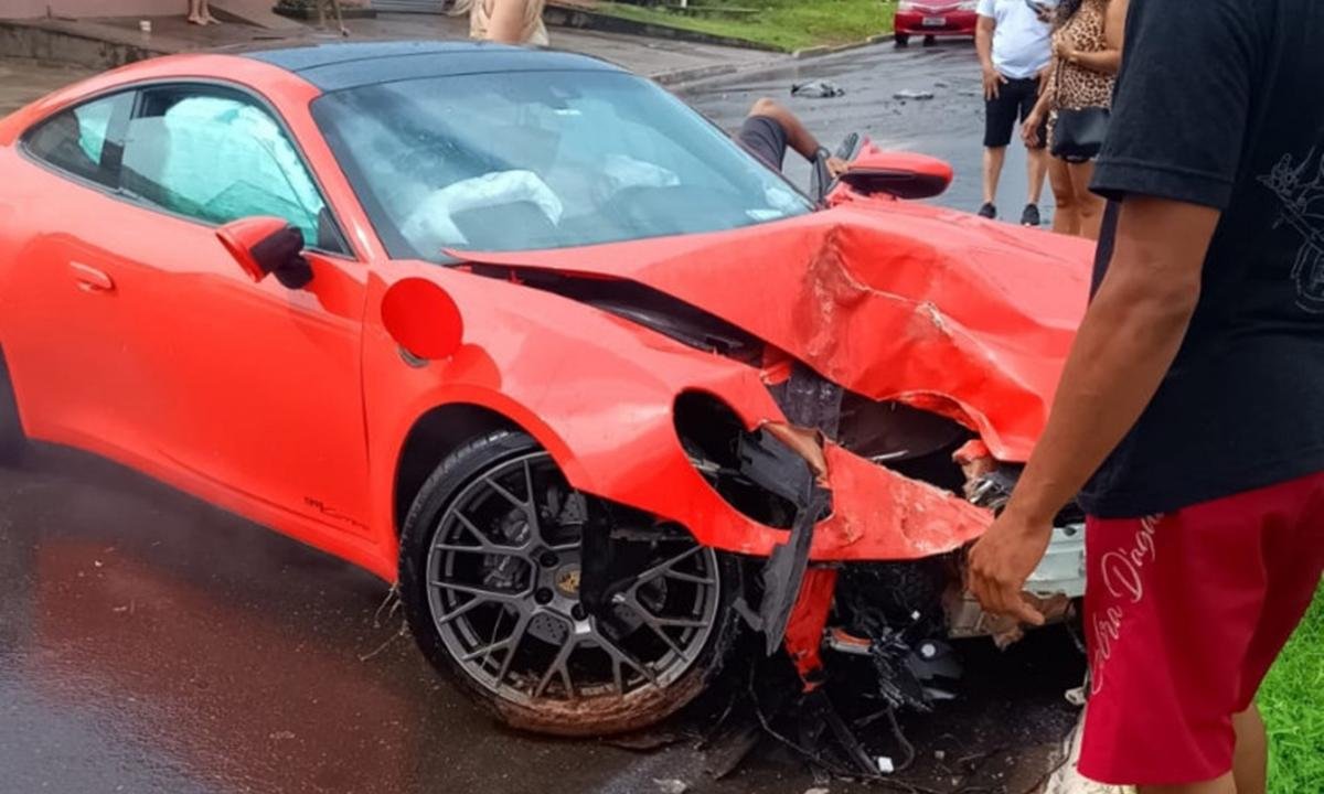 Porsche fica destruído após motorista perder controle e bater em poste