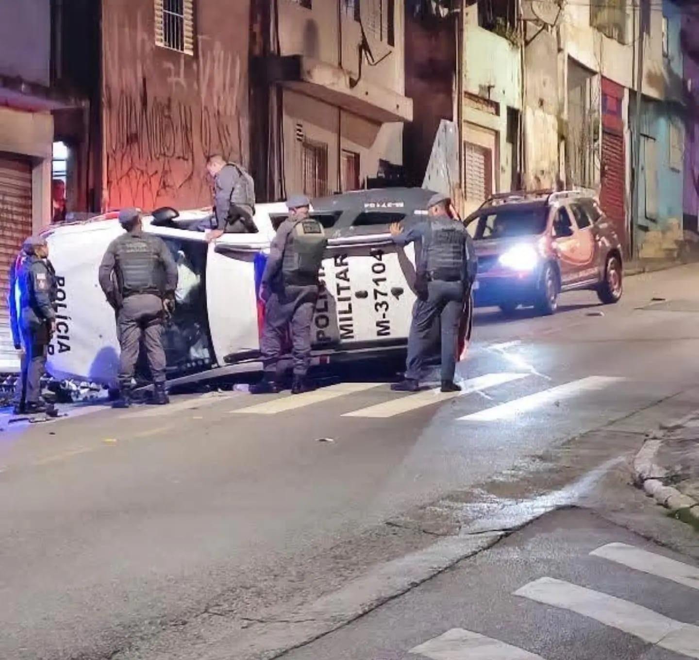 Viatura da PM bate em lixeira, capota e atinge casa na Zona Sul de SP | G1