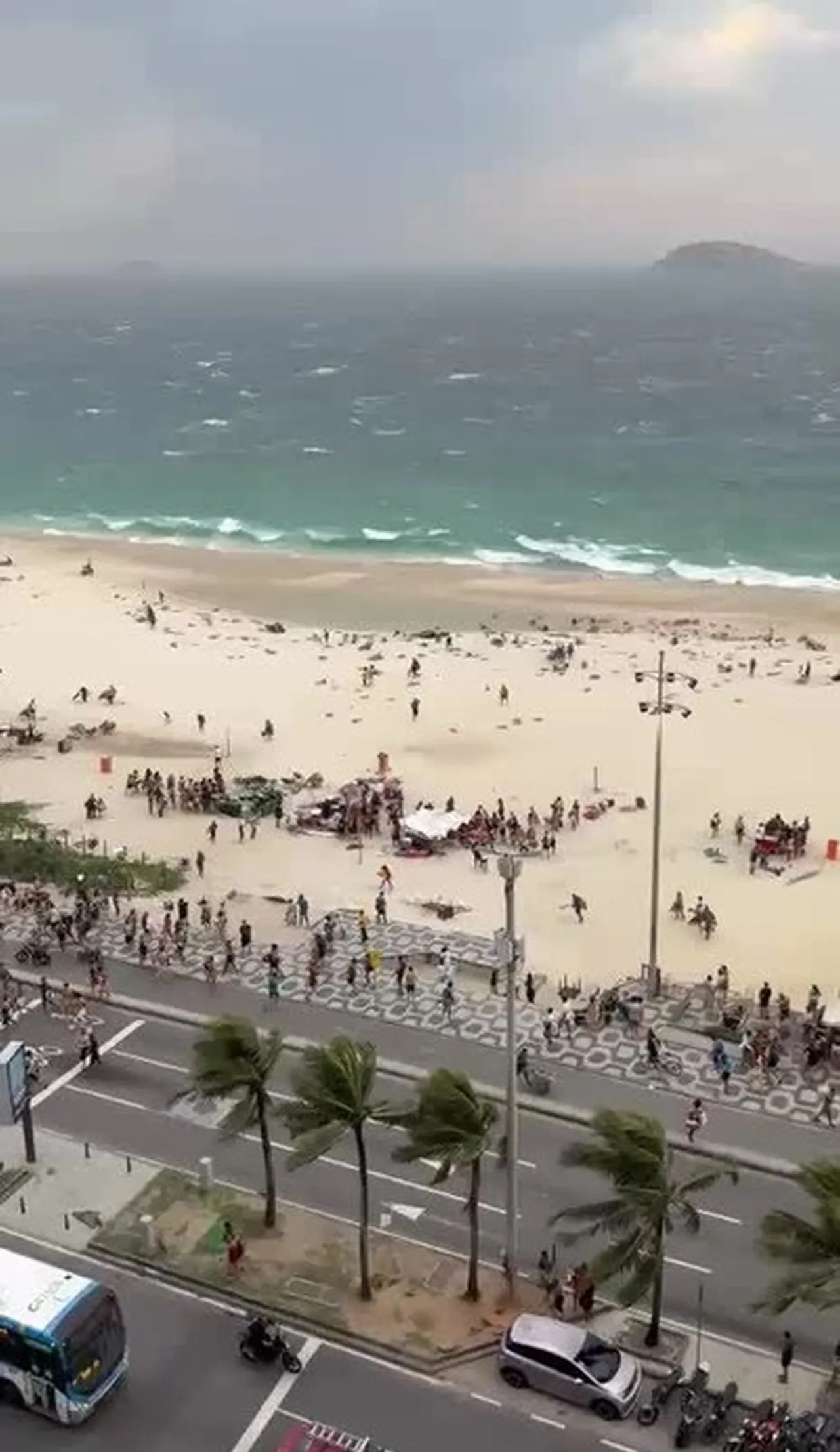 VÍDEO: ventania com rajadas de mais de 90 km/h expulsa banhistas da praia de Ipanema, no Rio