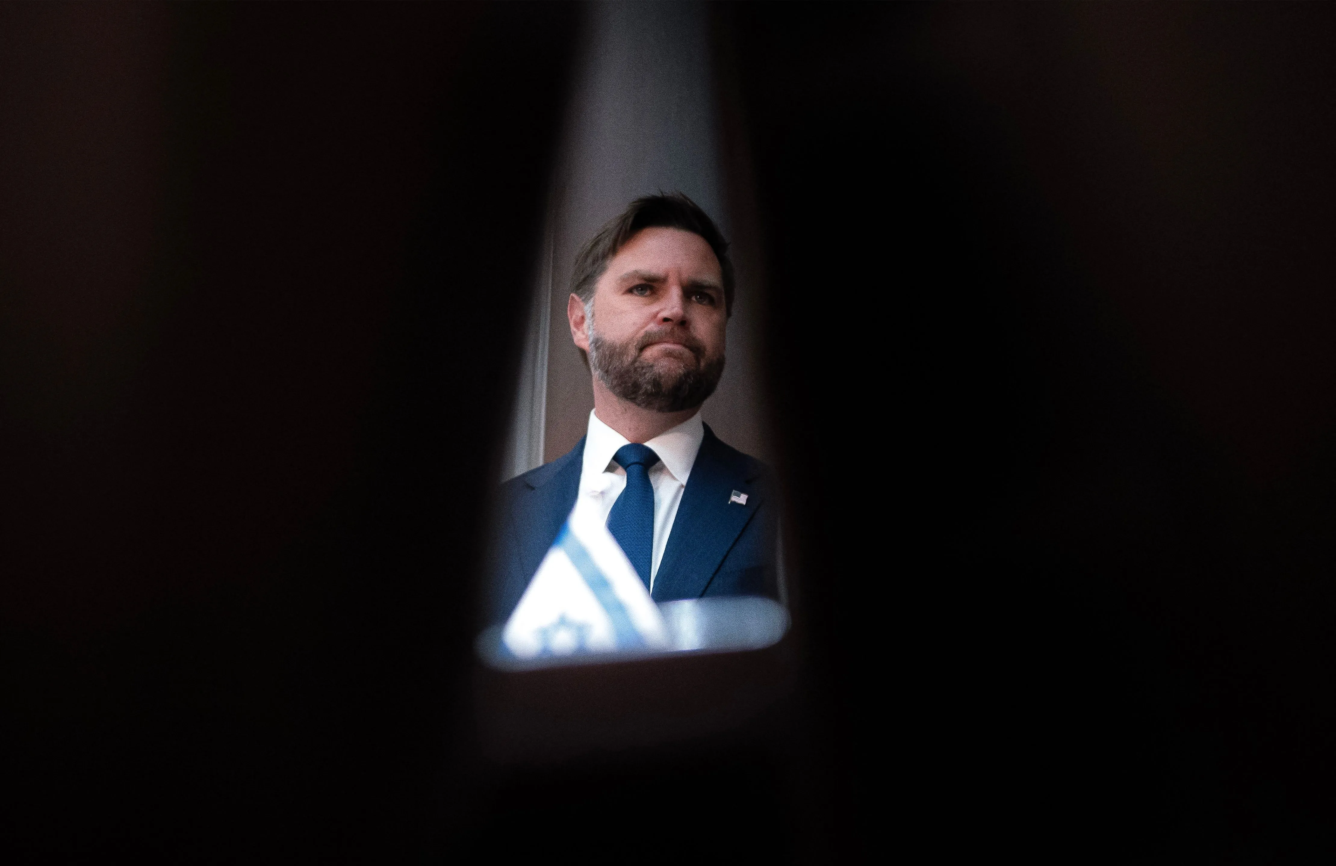 JD Vance diz que Irã está 'se mobilizando desesperadamente' e pede para que se preparem para a força