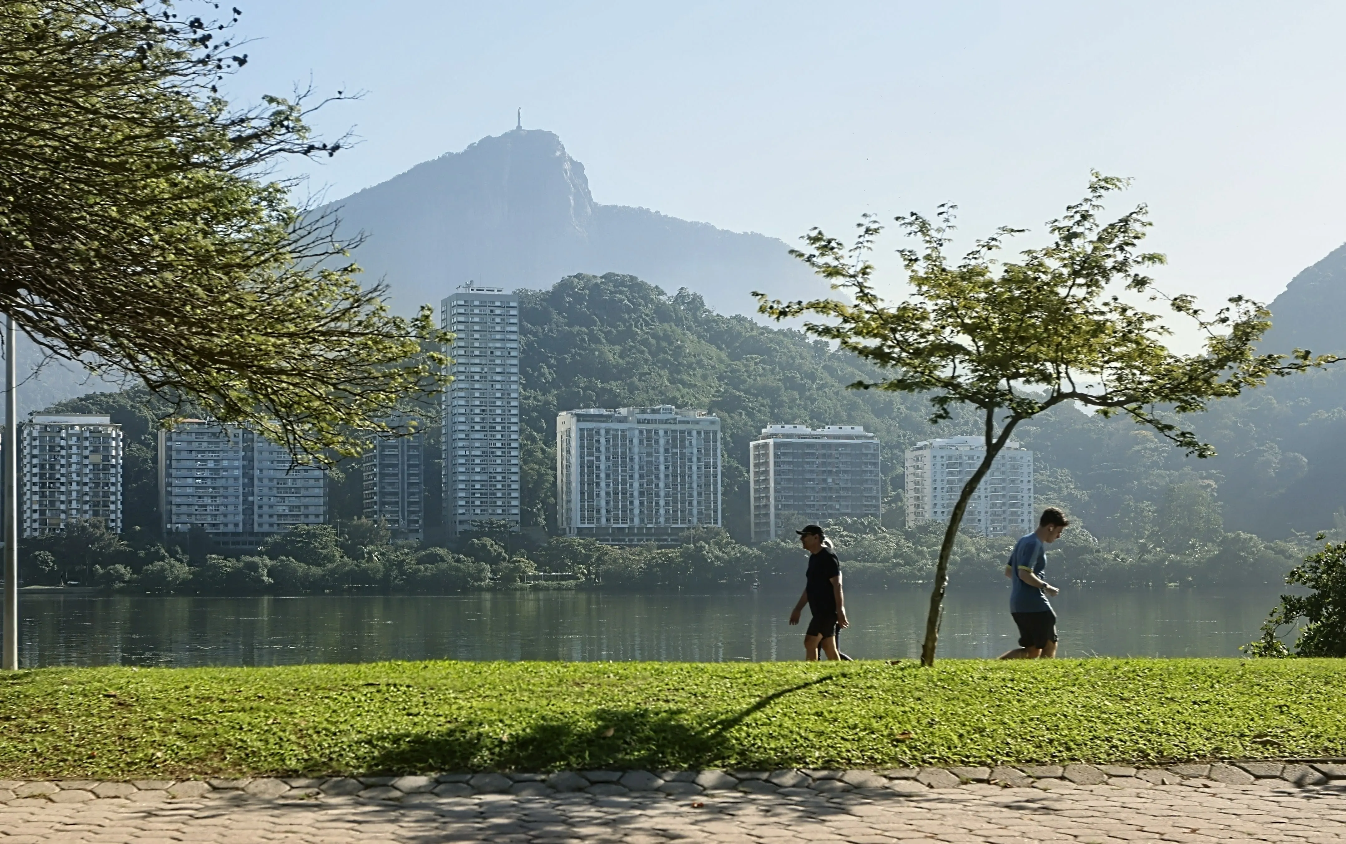 Temporais se espalham pelo Sul, e bloqueio atmosférico prolonga 'clima de verão' em Rio, SP e MG; veja previsão