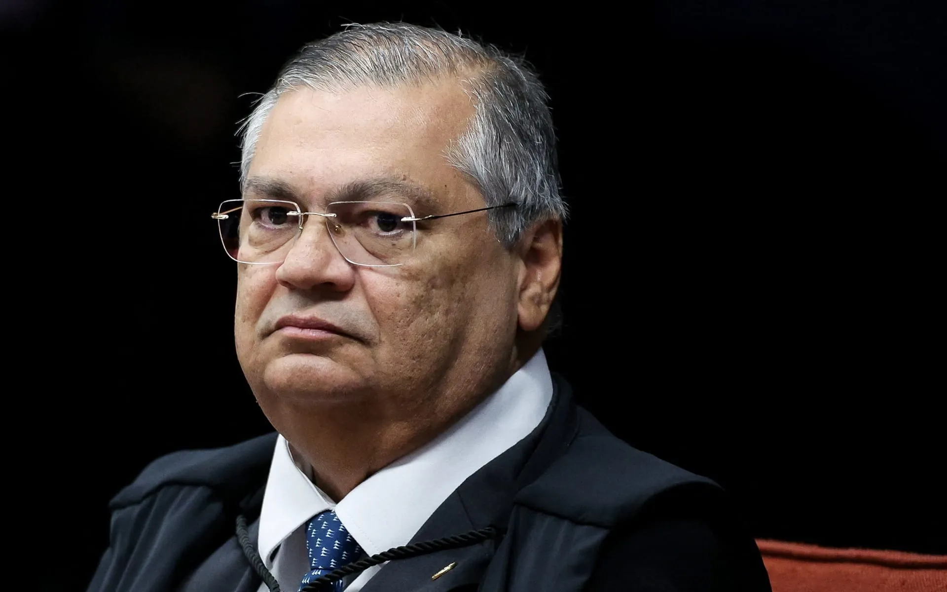 Jornalista investigado por "monitorar" Dino fica em silêncio em depoimento